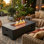 Table de foyer d'extérieur au propane 56 po, foyer d'extérieur rectangulaire au gaz 50 000 BTU, foyer d'extérieur minimaliste moderne pour terrasse de patio, foyer en béton avec couvercle imperméable, pierres de lave et siège de réservoir - Gris foncé 