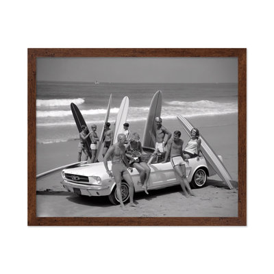 Amis s'amusant sur la plage