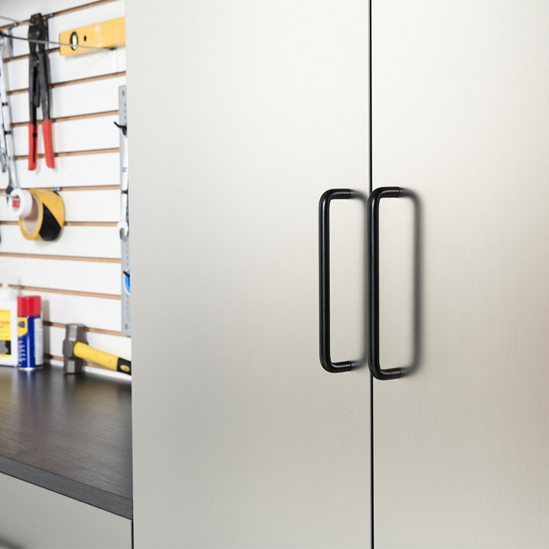 Contemporain 92,74 po Largeur de l'armoire de garage D (3) de 79,91 po de hauteur en gris métallique - Fonction, résistance à l'eau et à la chaleur, bandes à bords épais, tableau de qualité E0, tablette, support en métal double