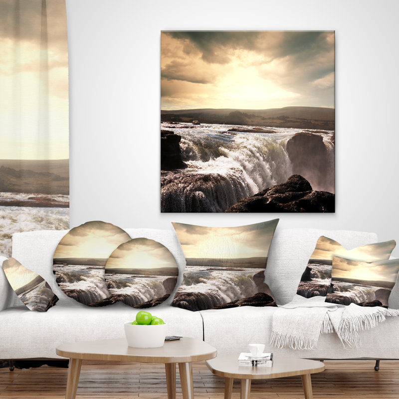 Oreiller blanc imprimé chutes d'eau en Islande, 18 po x 18 po, Coussin décoratif