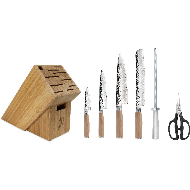 L'ensemble de 7 pièces Shun Premier Blond Essential comprend un chef de 8 po, un éplucheur de 4 po, un utilitaire de 6,5 po, des couteaux à pain et des ciseaux à herbes de 9 po, un ensemble de couteaux japonais fabriqués à la main, des poignées de pakkawood
