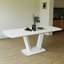 Table extensible blanche avec pieds en forme de U pour une salle à manger moderne et moderne