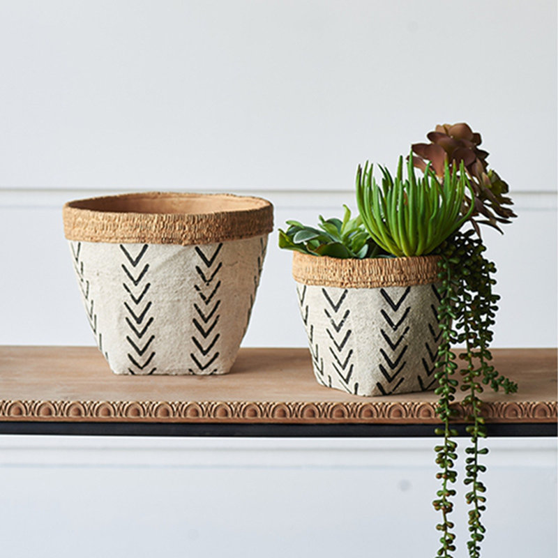 Ensemble de 2 jardinières en ciment blanches et brunes avec motif en V