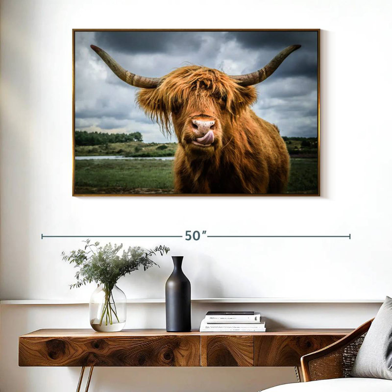 Silly Highland Cow, Cadre flottant doré, 40 po x 27 po