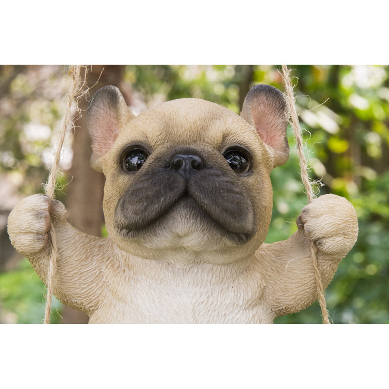 Statue bouledogue français sur balançoire
