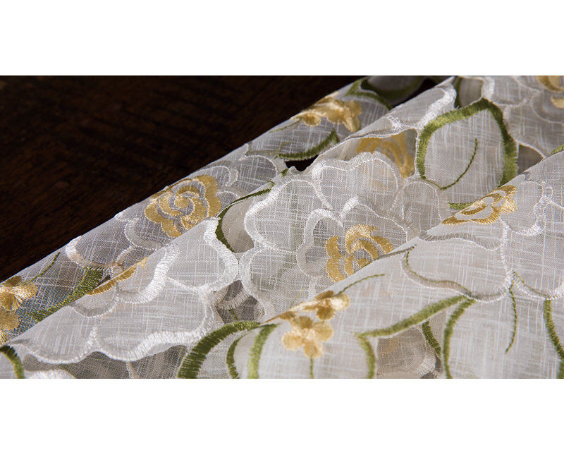 Dainty Flowers Table Topper