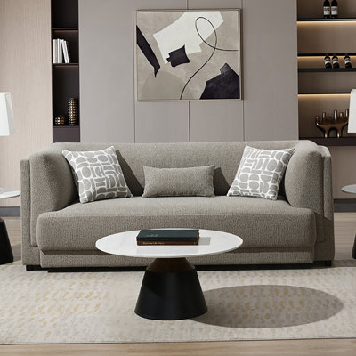 Canapé gris en chenille avec 3 coussins