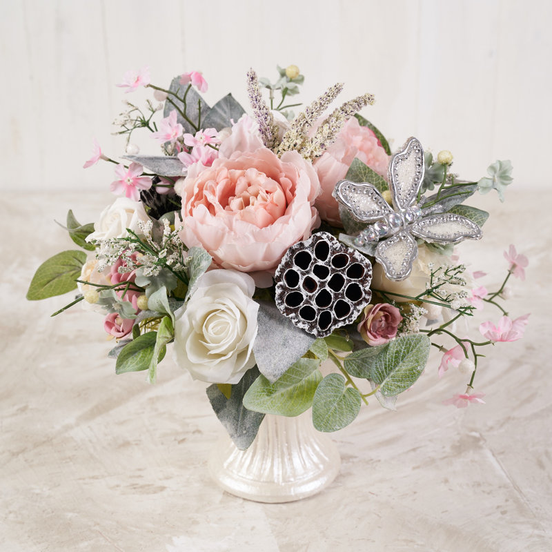 Arrangement floral rosé dans un vase