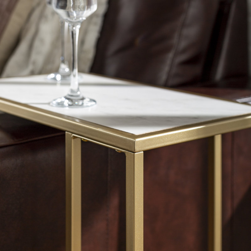 Table de bout moderne asymétrique Marji, Faux marbre blanc/or