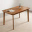 Table de salle à manger moderne de 47 pouces de style Mid-Century avec structure en bois d'hévéa massif, surface résistante aux égratignures, coins arrondis pour la sécurité et assemblage facile pour les petits espaces.