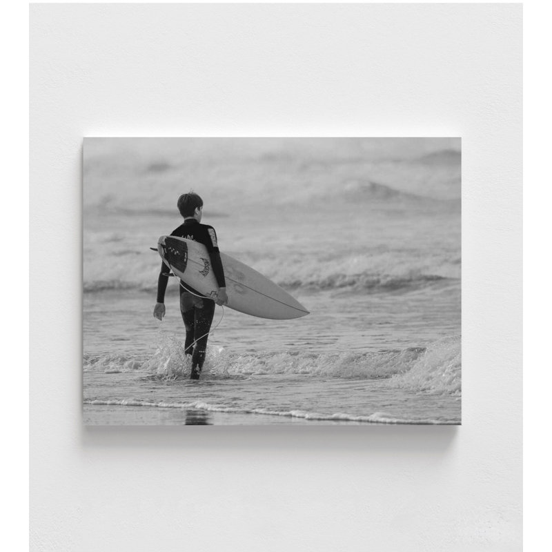 «Surfer in the Waves» - reproduction de photographie côtière en noir et blanc, H 8 po x l 10 po, Ne s’applique pas