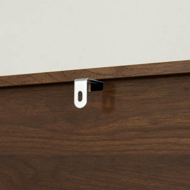 Meuble d'appoint à 2 portes de 30,7 po de large, orné de perles sculptées et de pieds tournés