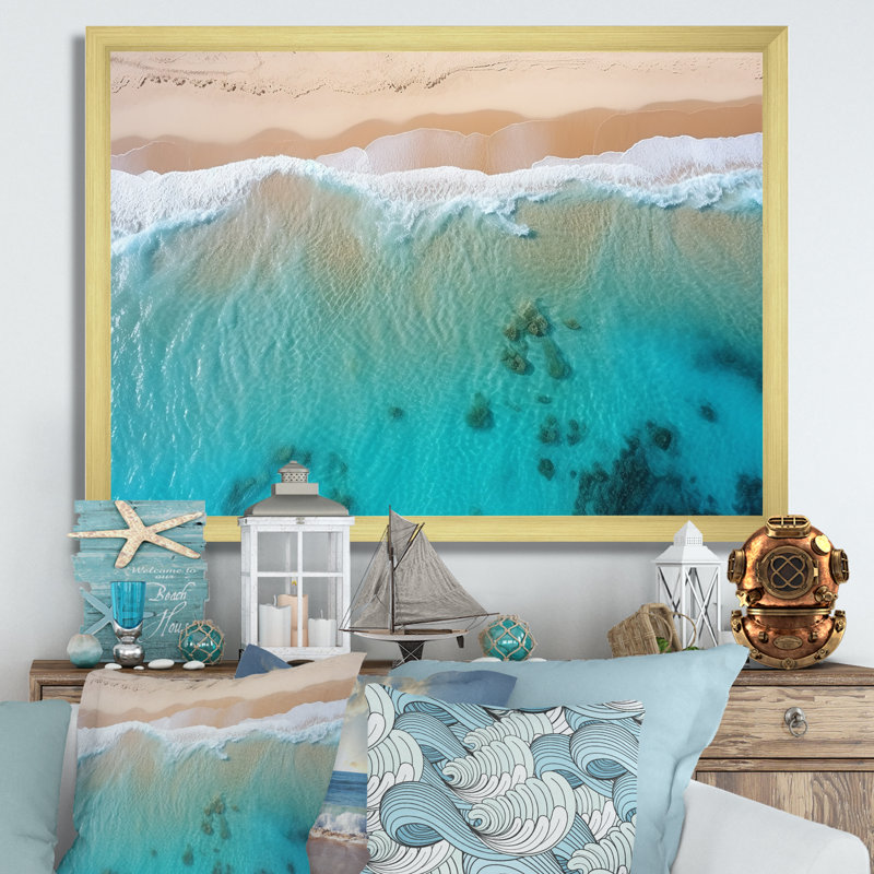 Vue aérienne de la plage bleue «I» - Art mural plage, Cadre doré à coins fermés, H 24 po x l 32 po x P 1 po