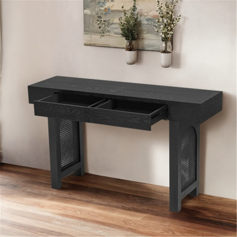 Console vieillie avec détails en rotin et rangement, idéale pour le style de la maison