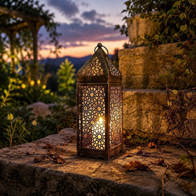 Récipient à bougie rétro en métal de style marocain avec plan ajouré pour patio résidentiel et décoration de mariage