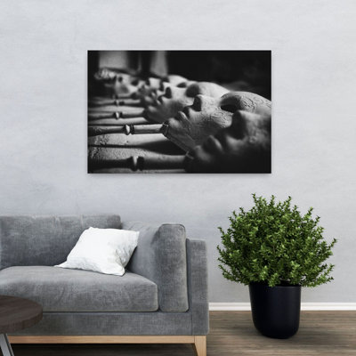 Visages d'argile mystérieux, style gothique abstrait, architecture contemporaine, affiche murale