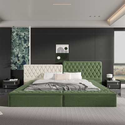 Lit contemporain entièrement rembourré de forme spéciale avec capitonnage à boutons profonds et compartiments de rangement dans les rails et le pied de lit, sans sommier tapissier, très grand lit