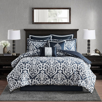 Édredon bleu marine / argent - très grand. 8 pièces avec noyau. Contient 1 édredon, 2 taies décoratives européennes, des coussins décoratifs et une jupe de lit. Tissage texturé pour une chambre raffinée. Bleu marine / argent All Elegance 8 rembourrage.