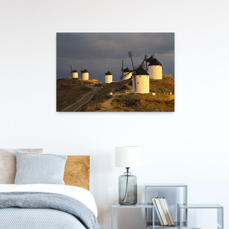 Vieux moulins à vent traditionnels sur les collines, Consuegra, Castilla La Mancha, Espagne, architecture contemporaine, art mural