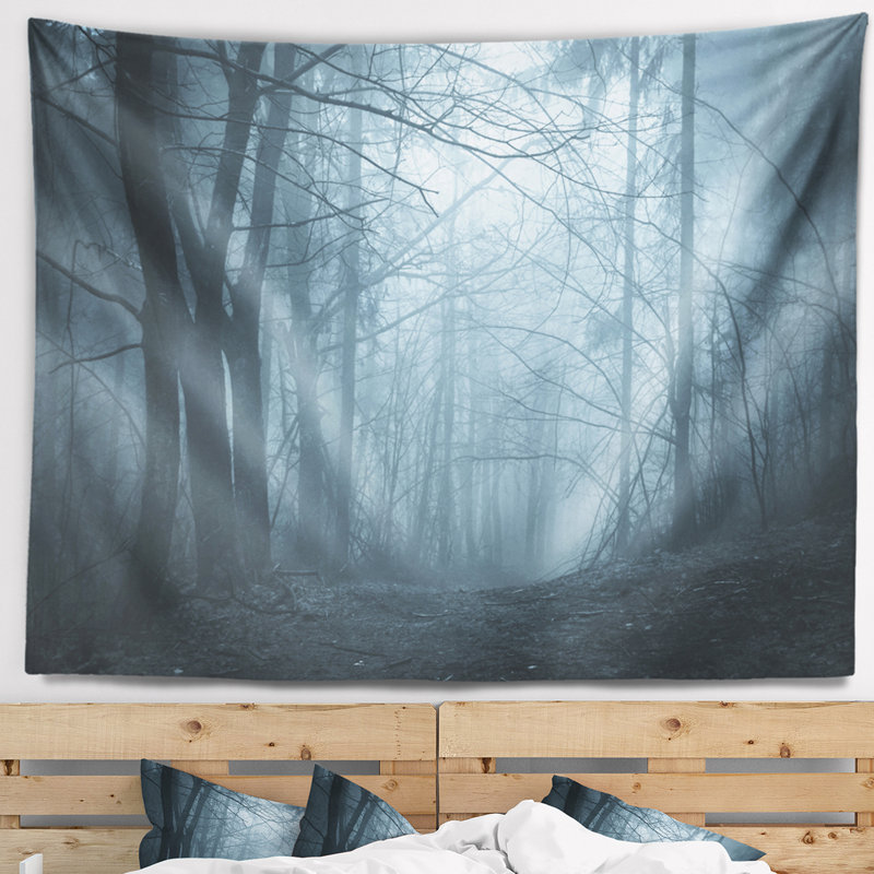 Graisse de polyester dans une forêt avec tapisserie brouillard avec accessoires suspendus inclus, H 32 po x l 39 po