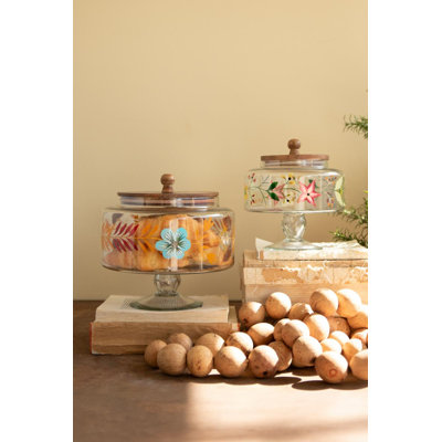 Ensemble de deux pots en verre sur pied avec couvercles et détails peints