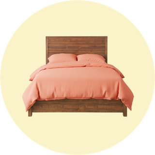 Cadre de lit en bois rustique avec literie corail