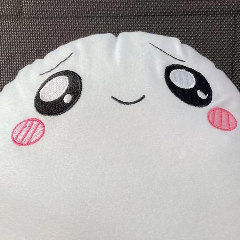 Mignonne peluche fantôme brillante dans le noir