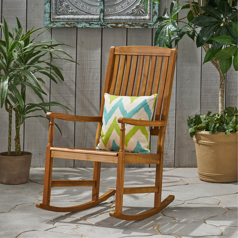 Chaise berçante rustique avec lattes extérieures en bois traditionnel et siège confortable