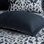 Édredon pour grand lit 8 pièces. Bleu marine / argent. Médaillon séduisant. Remplir. Comprend 1 édredon, 2 taies décoratives européennes, des coussins décoratifs et une jupe de lit. Lavable à la machine pour grand lit. Tissage gracieux. Comprend