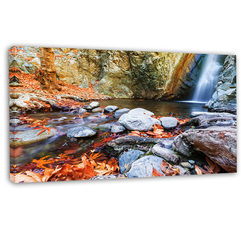 Beautiful Serenity Waterfall in Cyprus - Reproduction de photo sur toile tendue, H 28 po x l 60 po x P 1,5 po