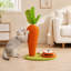 Centre d'activités pour chat en sisal en forme de carotte avec rail à roulement à billes et jouet à pompons