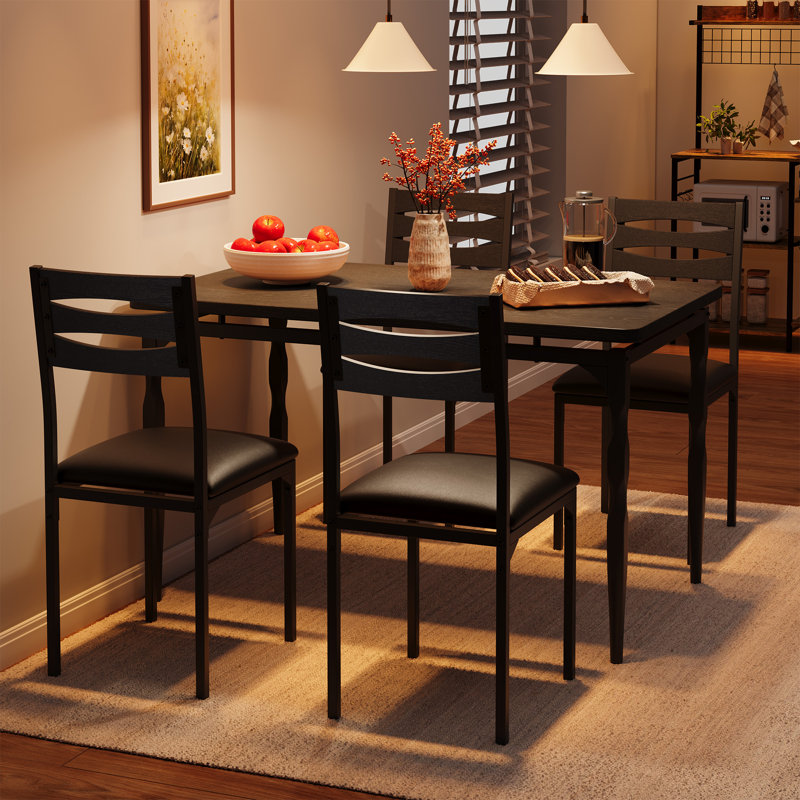 Ensemble de table de salle à manger industrielle 5 pièces pour 4 personnes, table rectangulaire et 4 chaises, structure en métal robuste, coussins moelleux, résistant aux marques, pour petite cuisine ou appartement - grain de bois noir