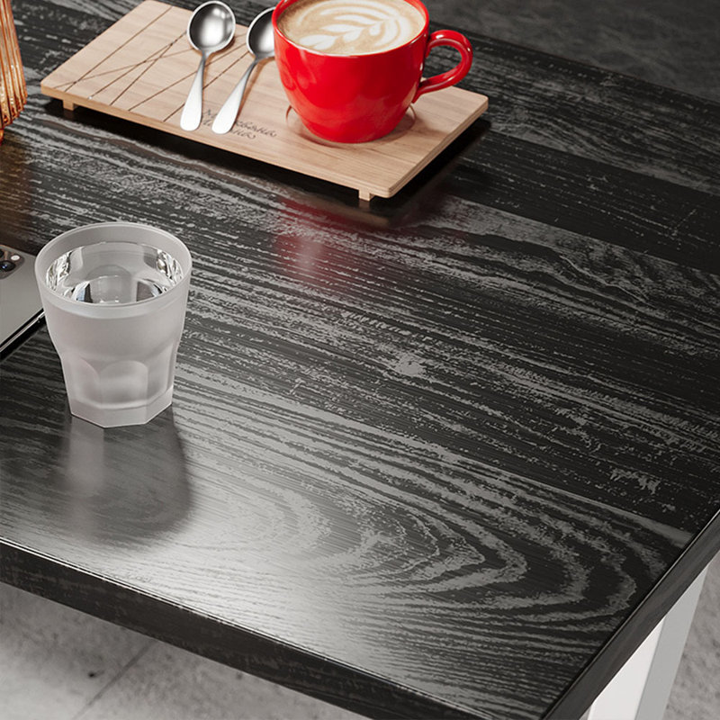Ensemble de petites tables et chaises de style industriel