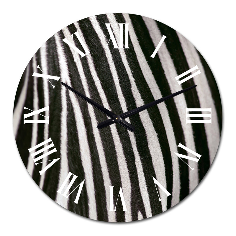 Détail d'une horloge murale à motif de lignes zébrées noires et blanches III, Moyen