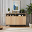 Ce buffet de style maison de campagne en bois naturel est doté de 4 portes, de tablettes réglables et d'un bar à café encastré. Solution de rangement pratique, idéale pour la cuisine et le salon.