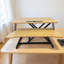 Poste de travail assis-debout 32 pouces avec double moniteur et ordinateur portable, hauteur réglable pour un bureau d'ordinateur debout, palette de couleurs naturelles sur la surface, surface de travail 31,5 x 15,7