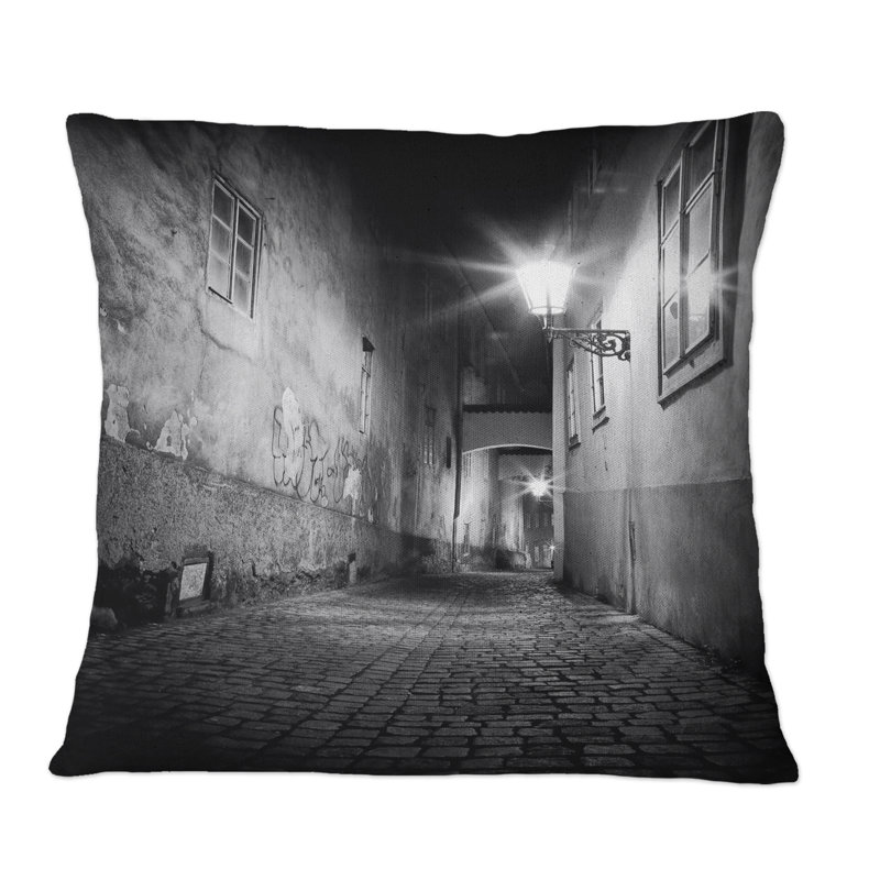 Coussin Mysterious Narrow City Alley - Colonial, 18 po x 18 po