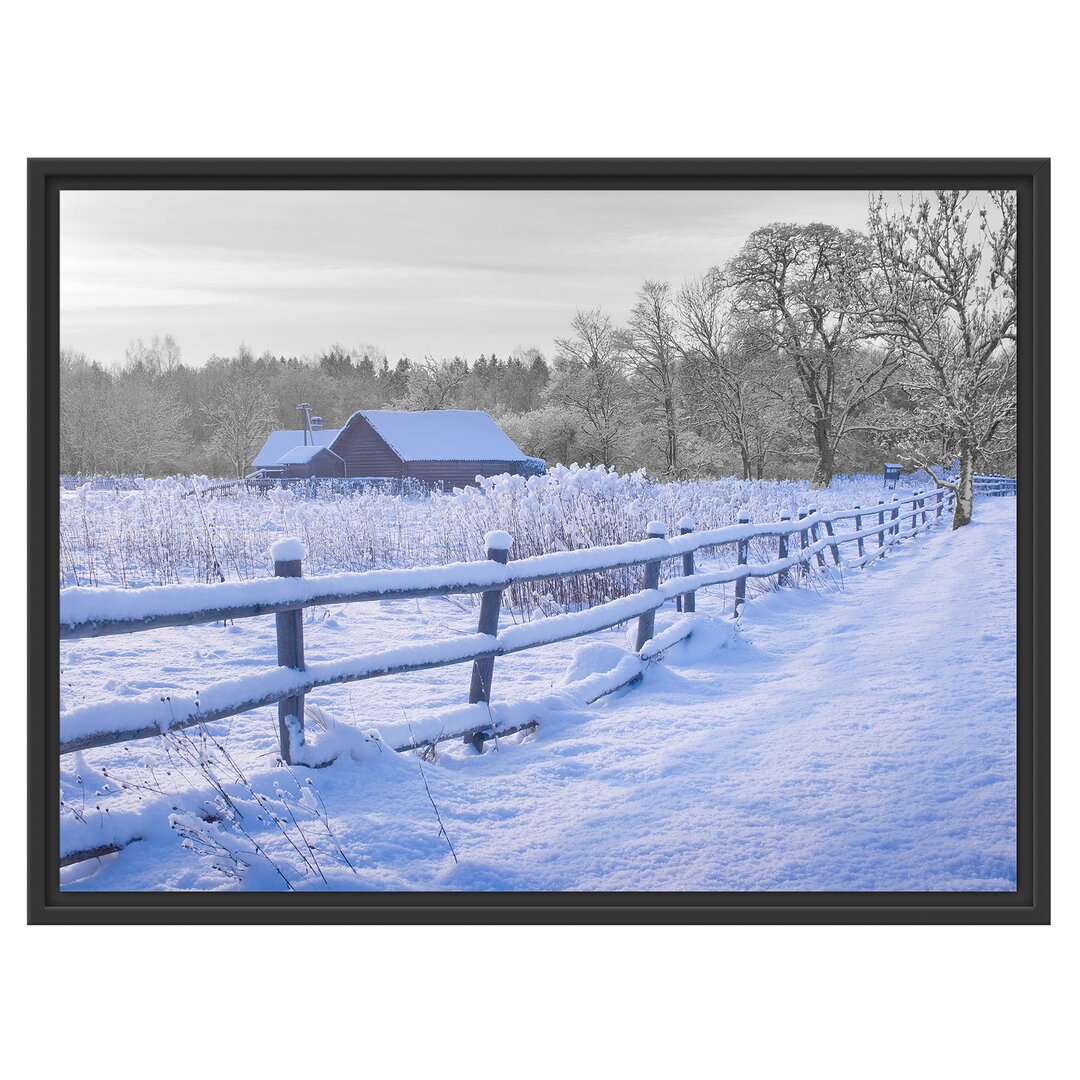 Gerahmtes Wandbild Holzhaus in Landschaft