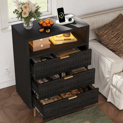 Commode 3 tiroirs avec lumières DEL et station de charge, coffre de rangement en bois cannelé de 28 po avec poignées dorées