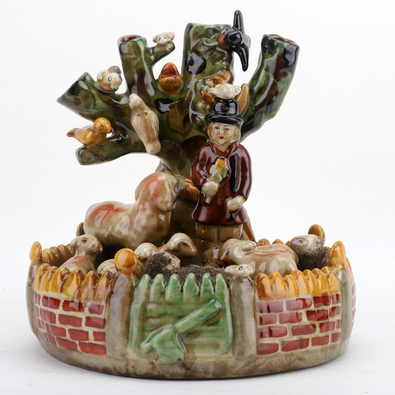 Figurine victorienne jouant sous l'arbre