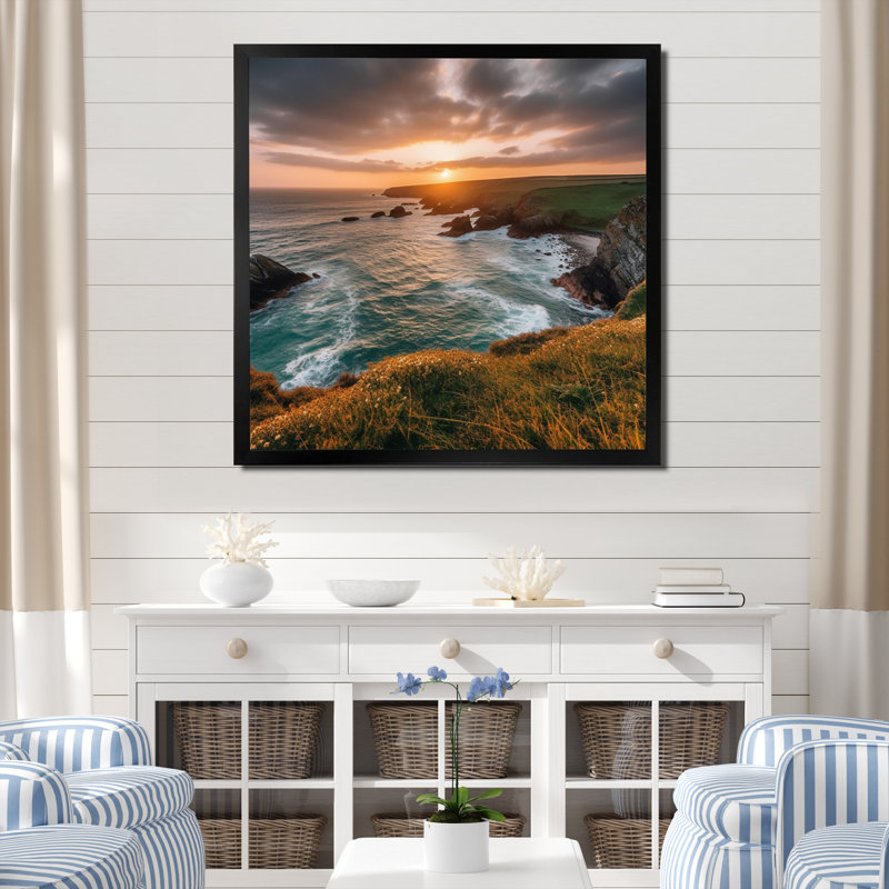 Coucher de soleil sur la falaise I - art mural toile côtière, H 36 po x l 36 po x P 1,5 po, Cadre simple noir