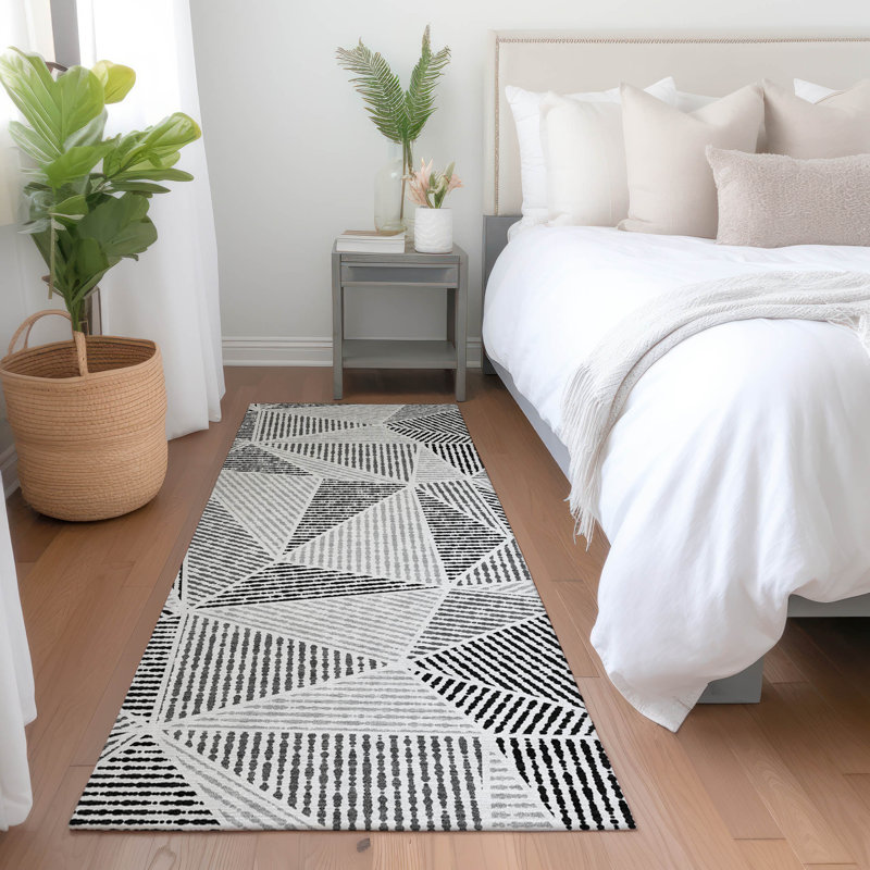 Tapis intérieur / extérieur en polyester tissé à la machine Itzayana, Tapis de couloir 2 pi 3 po x 7 pi 6 po
