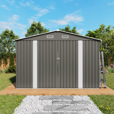 Remise de rangement extérieure 10 x 12 pi, en métal, grise, avec double porte et fenêtres, idéale pour les motoneiges dans la grande remise en métal de la piscine