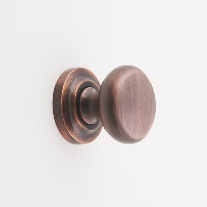 Poignée d'armoire ronde en laiton massif 1,25 po Madelyn Carter Kayla, Cuivre antique, 1.25"