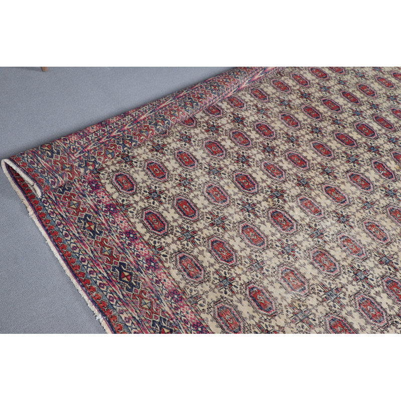 Tapis traditionnel de style turc traditionnel avec un motif géométrique rouge et beige parfait pour ajouter un attrait rétro à votre espace de vie