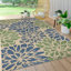 Tapis d'intérieur / extérieur bleu marine / vert à motif floral texturé Hagy-172672888