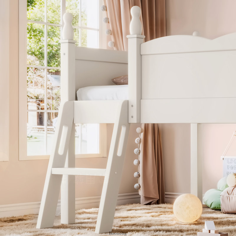 Lit mezzanine bas en bois massif pour deux enfants, avec barrières de sécurité, échelle et étagère, beige, cadre de lit mezzanine bas pour enfants