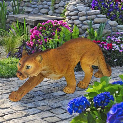 Statue cougar dans les montagnes américaines rôdant