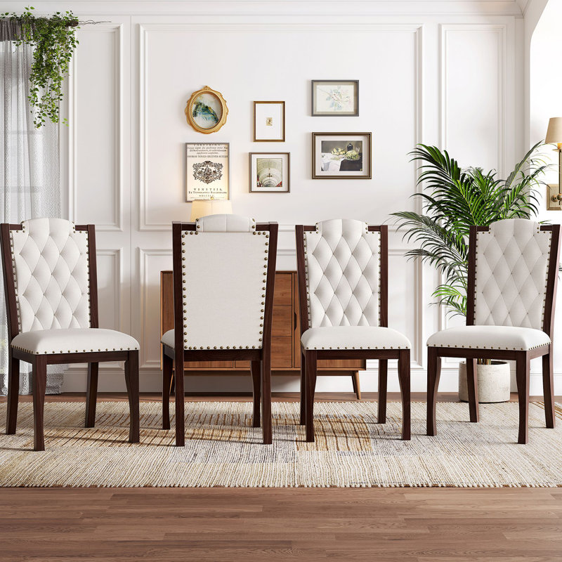 Ensemble de 4 chaises de salle à manger rembourrées à haut dossier capitonné avec pieds en bois massif et garniture cloutée