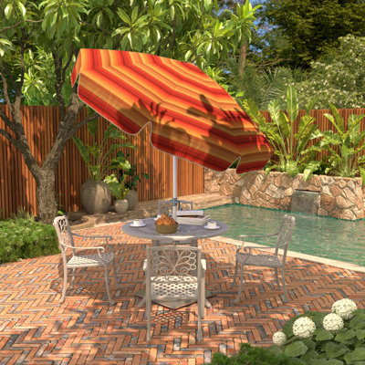 Parasol de patio blanc 7,5 pi avec nervures en fibre de verre et bouton-poussoir inclinable à Astoria Sunset Sunbrella